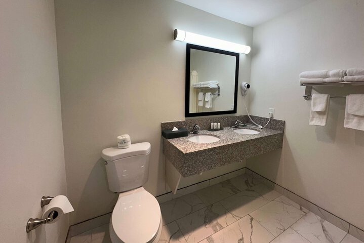 Room 32 of 46