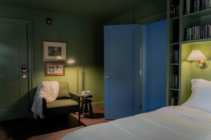 Room 8 of 28