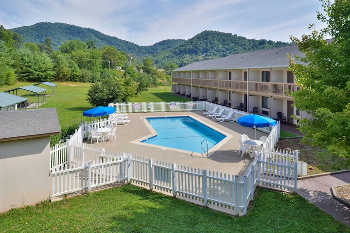 Pool 4 of 15