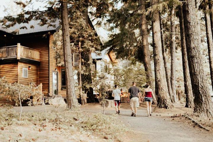 The Suttle Lodge & Boathouse