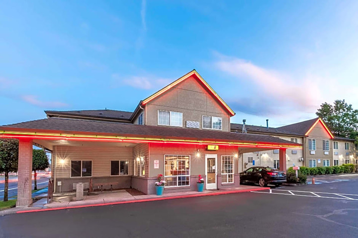 Super 8 by Wyndham Gresham / Portland Area OR