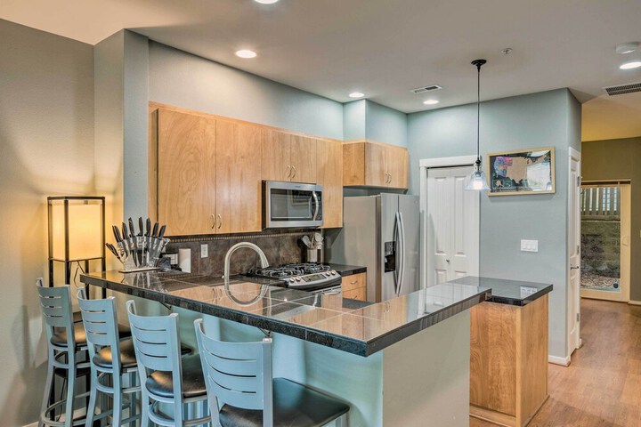 Walk to Local Shops & Eats! Quaint Issaquah Home