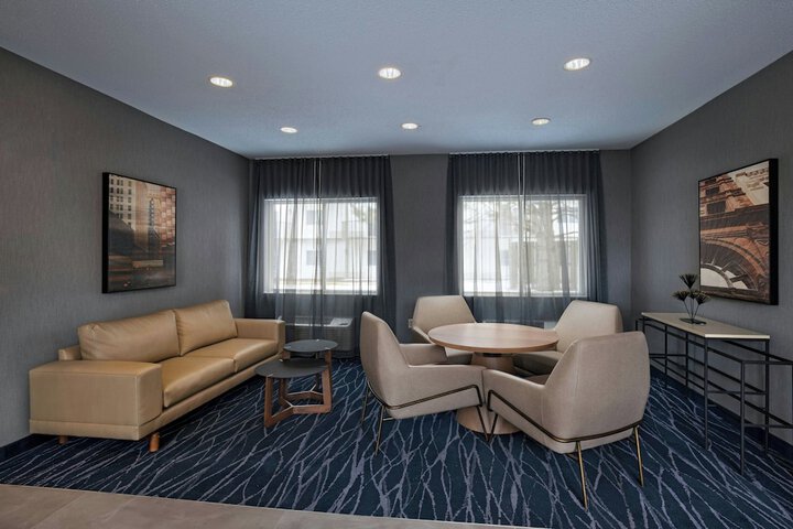 Lounge 36 of 39