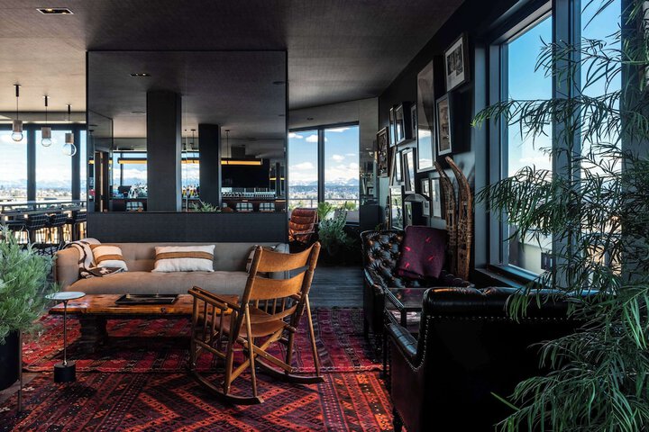 Lounge 65 of 71