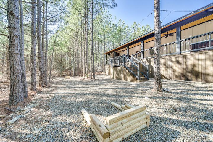 Near New Casino: Broken Bow Cabin w / Hot Tub