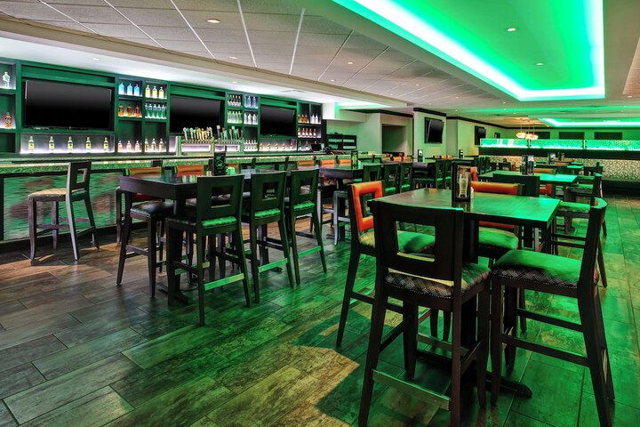 Lounge 85 of 87