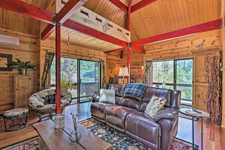 Furnished Deck: Romantic Strawberry / pine Studio!