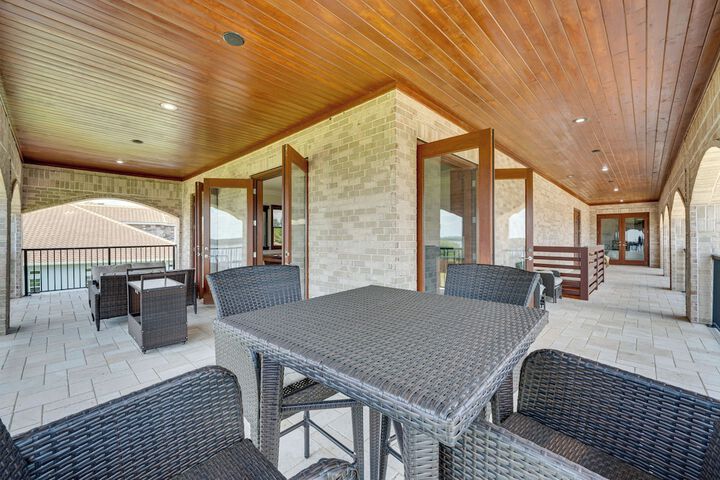 Groveland Home w / Pool: Luxurious Lakefront Oasis!