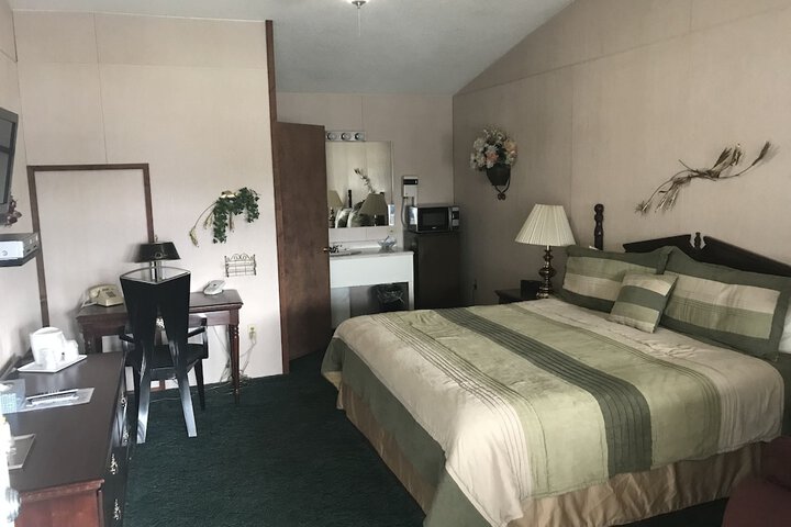 Longhouse Lodge Motel