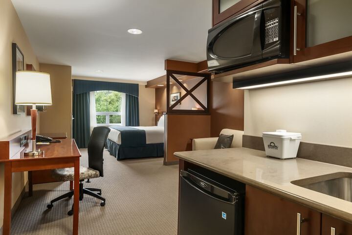 Days Inn & Suites by Wyndham Brandon