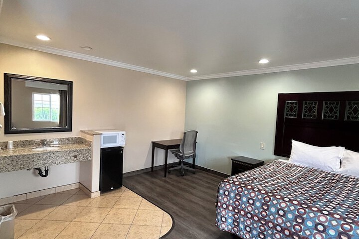 Room 4 of 16