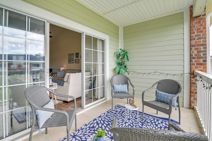 Myrtle Beach Condo w / Large Balcony & Pool Access