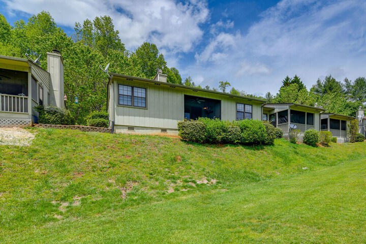 Bright Franklin Villa: Fireplace Golf Course View