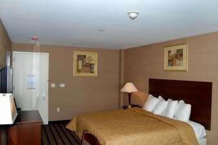 Room 6 of 8