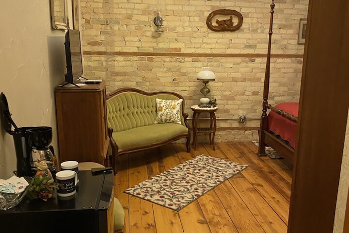 Room 5 of 11