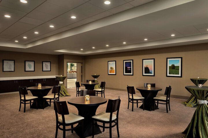 Embassy Suites by Hilton Milwaukee Brookfield