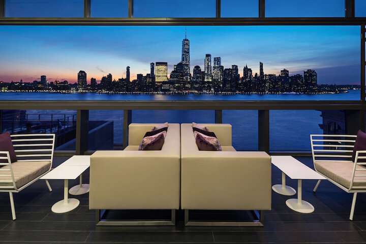 Lounge 51 of 60