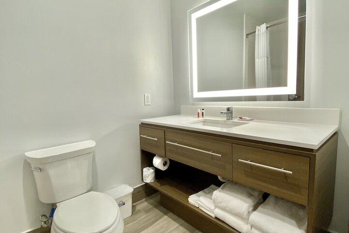 Days Inn & Suites by Wyndham Beaumont West / I-10 & Walden