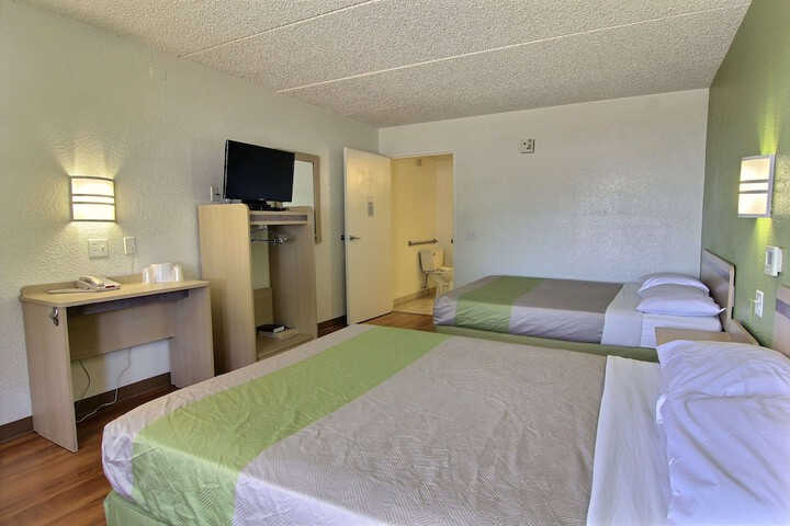 Room 25 of 40