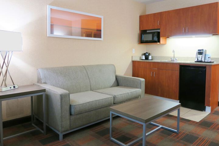 Holiday Inn Express & Suites Elk Grove Central - Hwy 99 by IHG