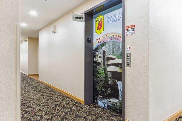Super 8 by Wyndham Uniontown PA