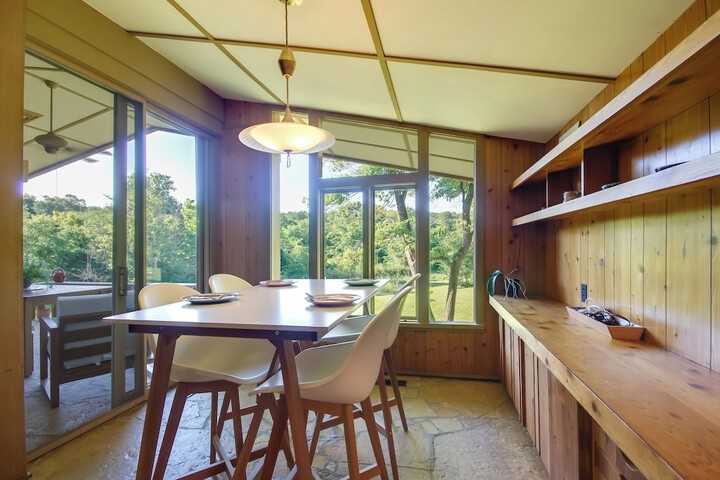 Tranquil Mid-century Modern Cottage w / Forest View