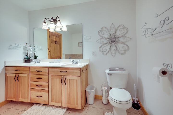 Lake Minocqua Condo w / Shared Fire Pit!