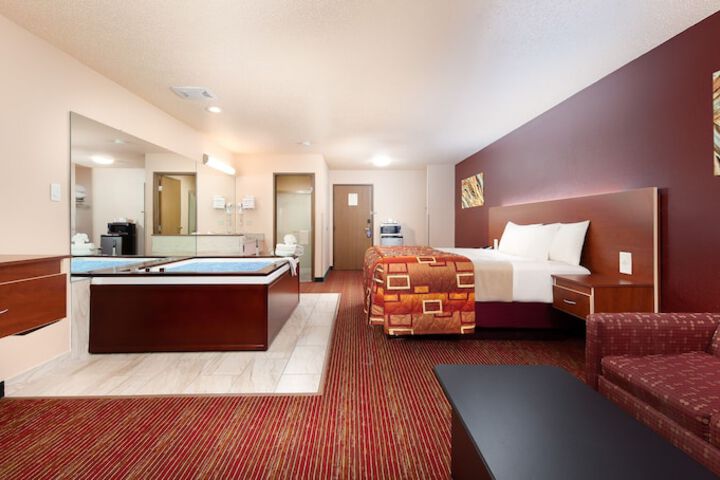 Grand Marquis Waterpark Hotel & Suites