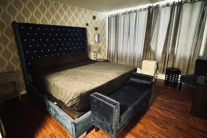 Room 27 of 77