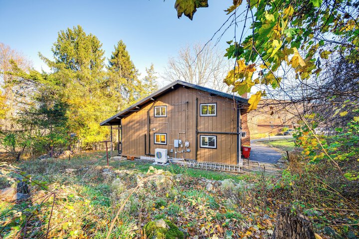 Walk to Liberty Mountain: Lake-view Ski Retreat!