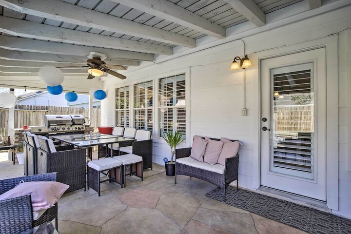 Luxe Home 30 Miles to Houston w / Pool & Grill
