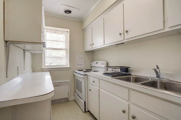 Cambridge Apt in Walkable Neighborhood