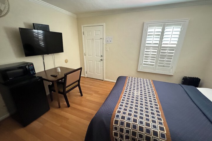 Room 10 of 28