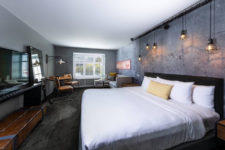 Room 9 of 18