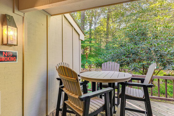 Hike Golf & Explore: Pocono Pines Townhome