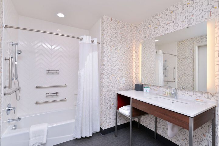Holiday Inn & Suites Farmington Hills - Detroit NW by IHG
