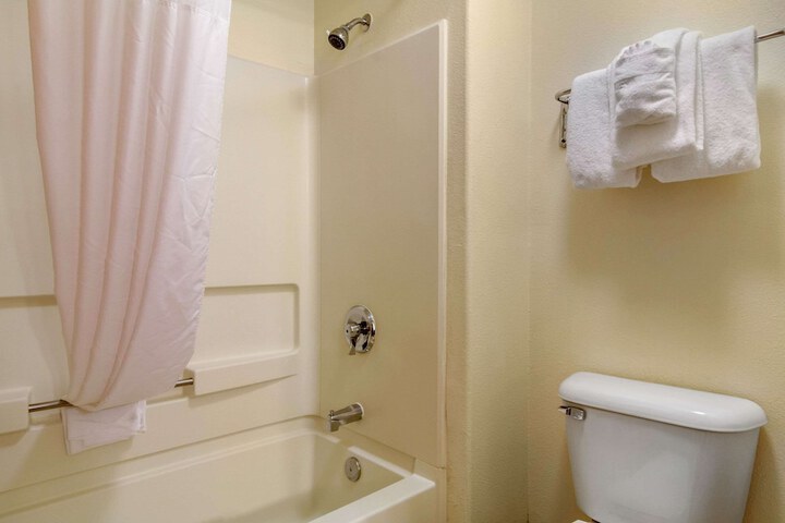 Room 13 of 33