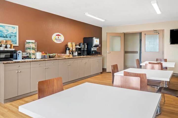 Super 8 by Wyndham Meadow Lake