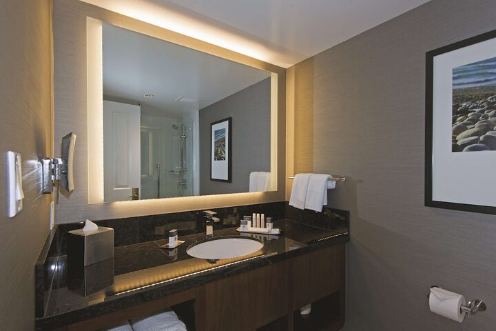 DoubleTree by Hilton Hotel & Suites Victoria
