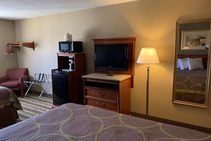 Super 8 by Wyndham Tilton / Lake Winnipesaukee
