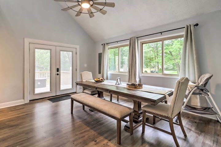 Chic Long Pond Family Home w / Fire Pits & Deck!