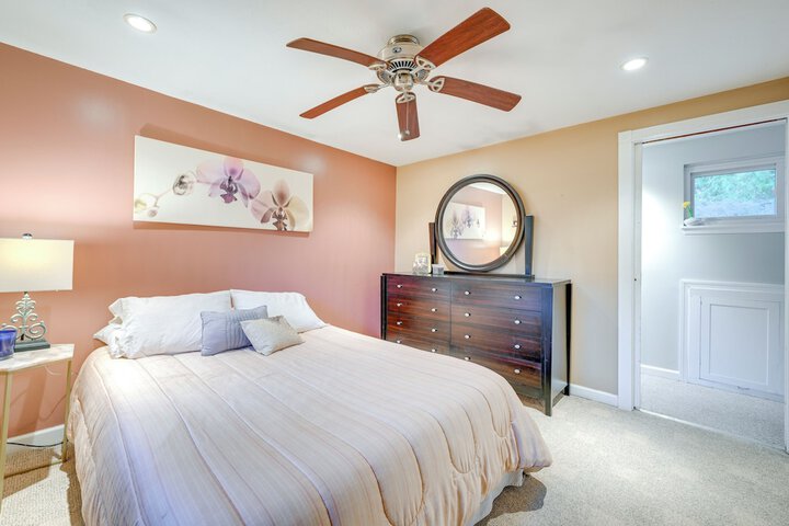 Cozy Dix Hills Apt w / Deck 7 Mi to Beach!
