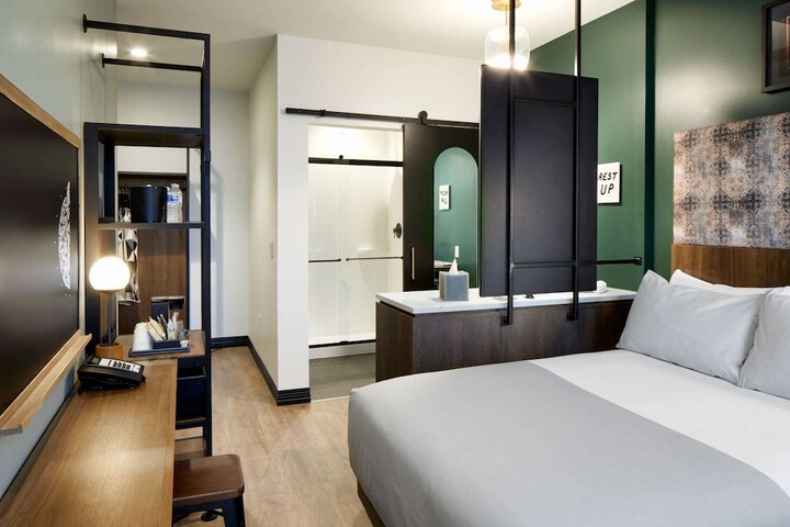 Room 18 of 74