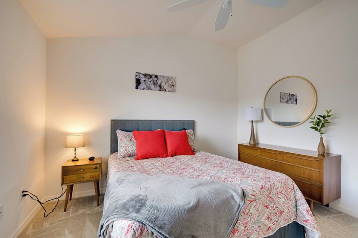 Sun-soaked Retreat in The Villages w / Grill!