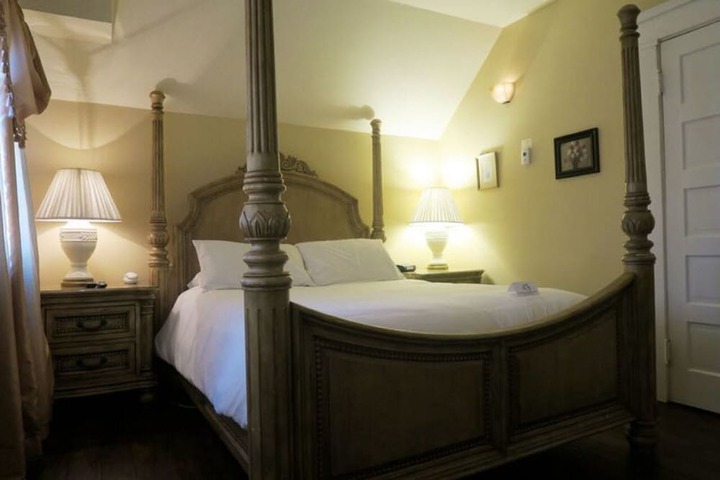 Room 17 of 27