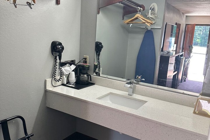 Clairmont Inn & Suites Warren