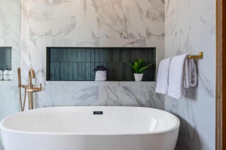 Grand Desert Getaway with Pool and Peloton with Sonos and Office