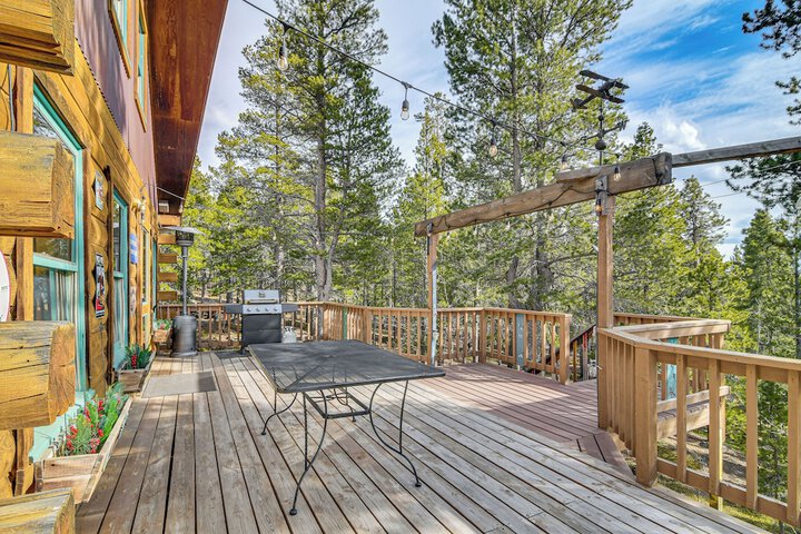 Deck Fire Pit & Grill: Log Cabin in Black Hawk