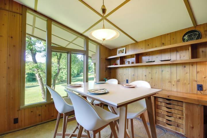 Tranquil Mid-century Modern Cottage w / Forest View