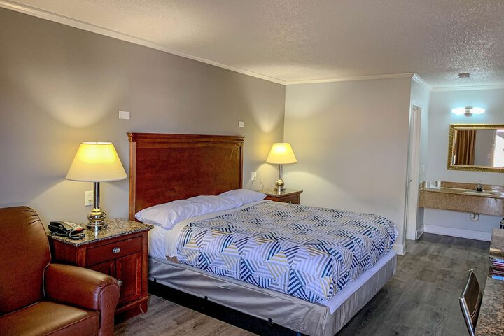 Room 6 of 12